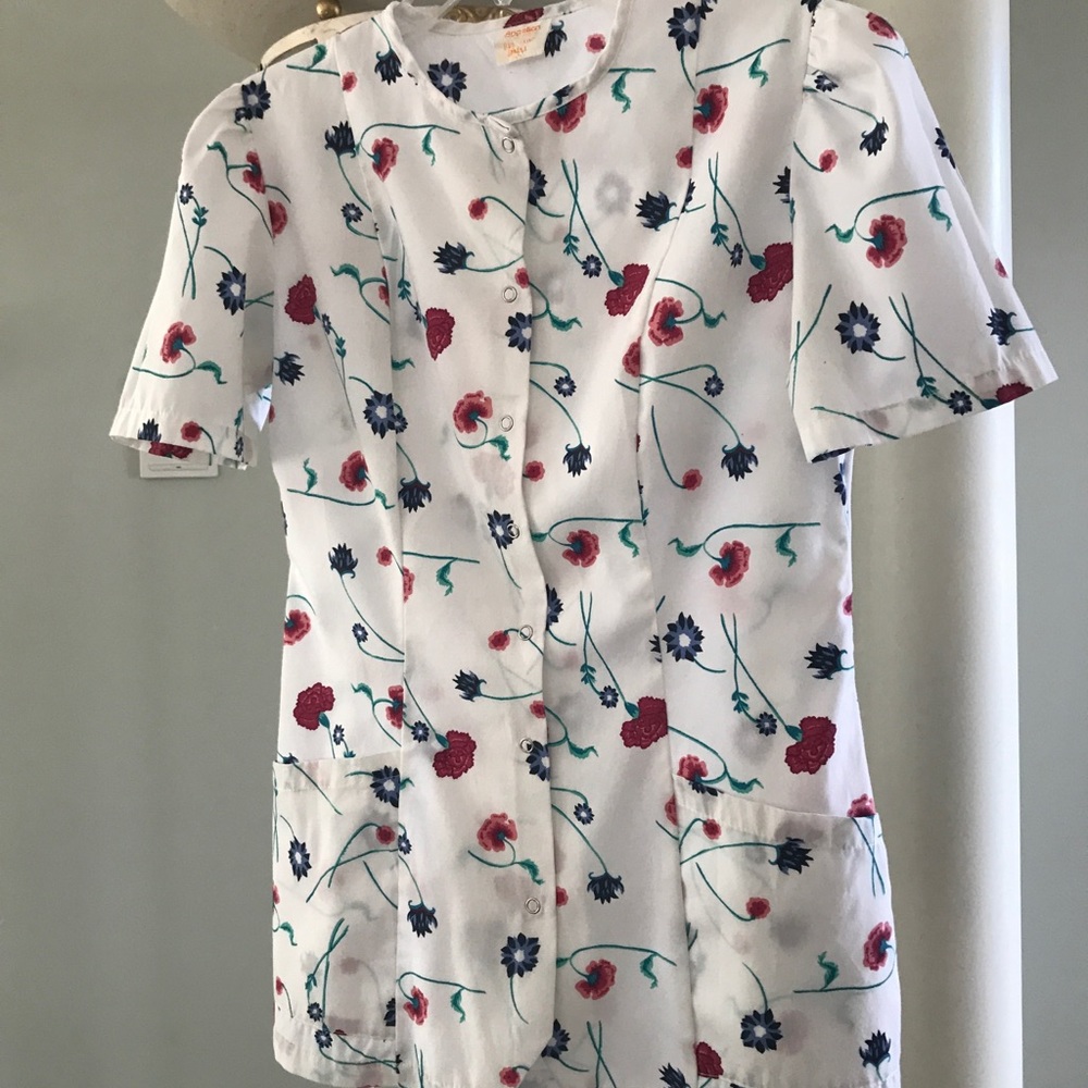 Floral small top w/ Snaps down the front. Excellent! Fitted.